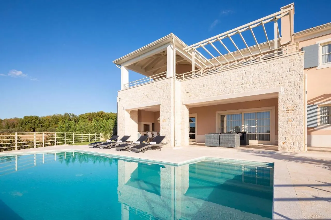 Villa Blanche By Ilc 브르토니글라